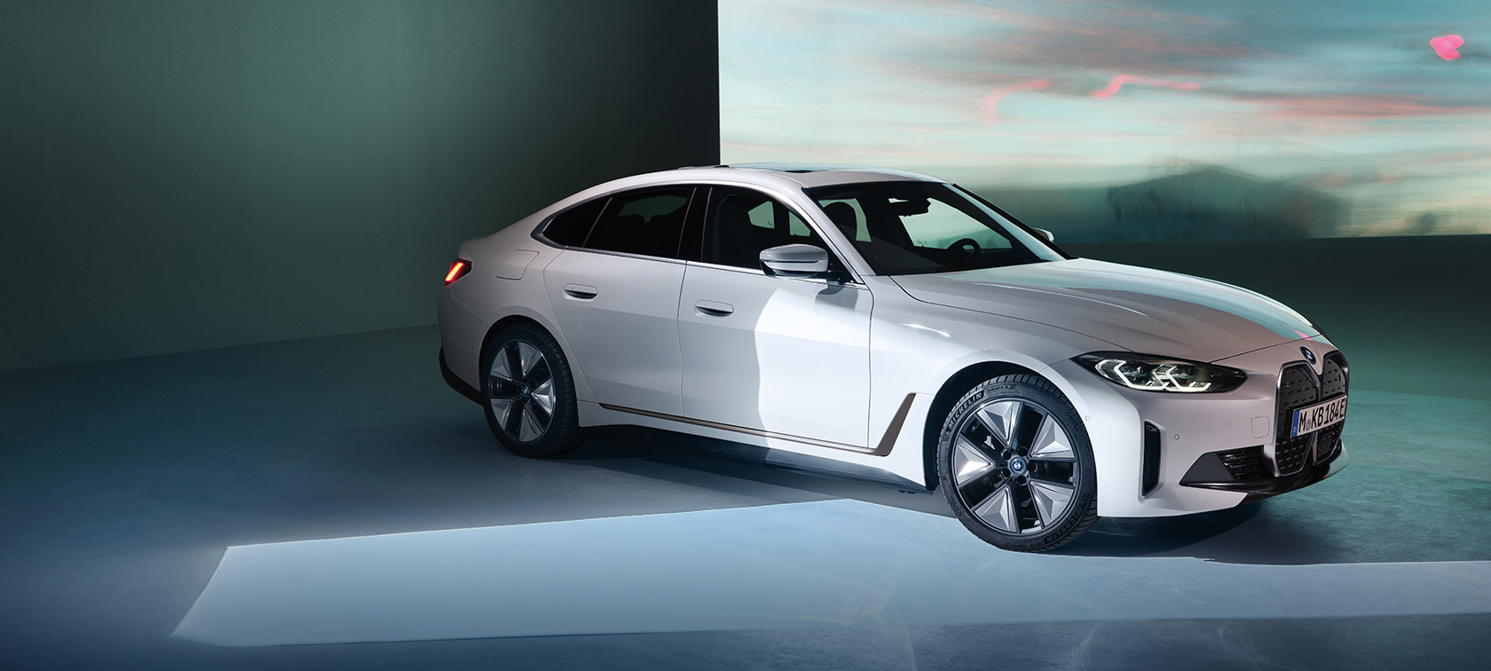 THE FULLY-ELECTRIC BMW i4
